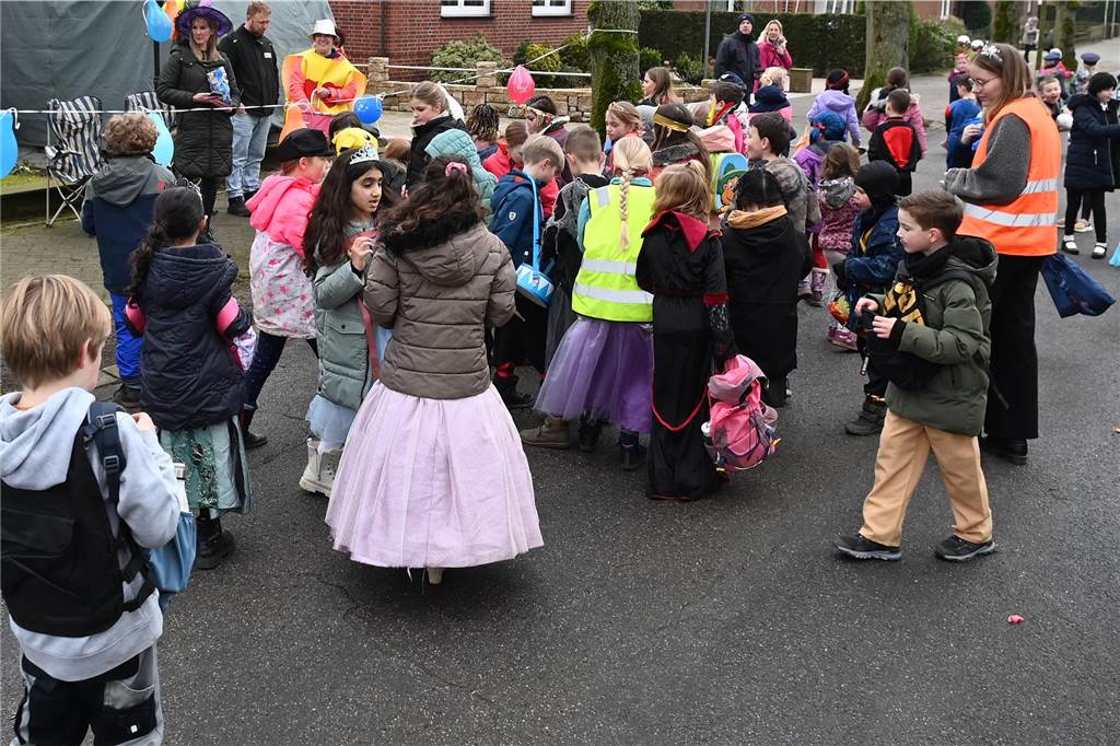 Vielen Eltern, Nachbarn und Verwandte hatten sich extra Zeit genommen f+r den Krachmacherumzug der Wittenbrinkschule, auch viele Passanten und Anwohner feuerten die jungen Narren kräftig an. Die Nachwuchs-Jecken freuten sich und hatten ihren Spaß. Die Erwachsenen ließen reichlich Bonbons, Popcorn und Süßigkeiten auf die Kids niederregnen.