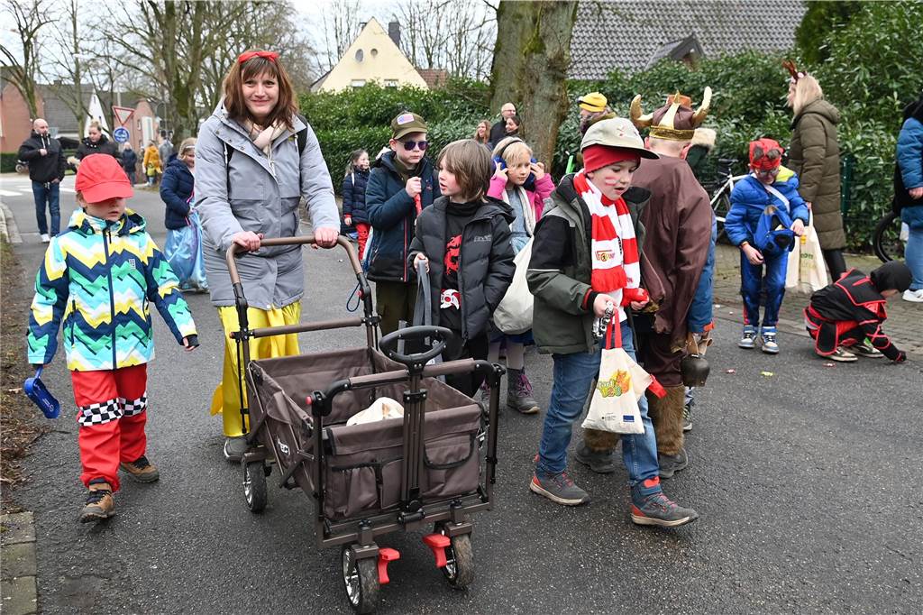 Vielen Eltern, Nachbarn und Verwandte hatten sich extra Zeit genommen f+r den Krachmacherumzug der Wittenbrinkschule, auch viele Passanten und Anwohner feuerten die jungen Narren kräftig an. Die Nachwuchs-Jecken freuten sich und hatten ihren Spaß. Die Erwachsenen ließen reichlich Bonbons, Popcorn und Süßigkeiten auf die Kids niederregnen.