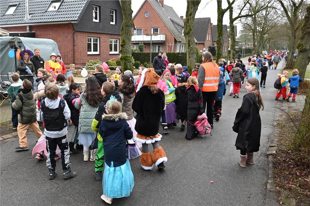Vielen Eltern, Nachbarn und Verwandte hatten sich extra Zeit genommen f+r den Krachmacherumzug der Wittenbrinkschule, auch viele Passanten und Anwohner feuerten die jungen Narren kräftig an. Die Nachwuchs-Jecken freuten sich und hatten ihren Spaß. Die Erwachsenen ließen reichlich Bonbons, Popcorn und Süßigkeiten auf die Kids niederregnen.