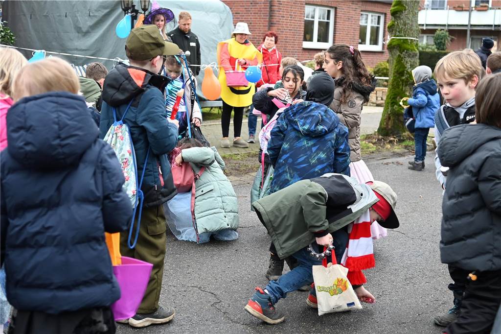 Vielen Eltern, Nachbarn und Verwandte hatten sich extra Zeit genommen f+r den Krachmacherumzug der Wittenbrinkschule, auch viele Passanten und Anwohner feuerten die jungen Narren kräftig an. Die Nachwuchs-Jecken freuten sich und hatten ihren Spaß. Die Erwachsenen ließen reichlich Bonbons, Popcorn und Süßigkeiten auf die Kids niederregnen.