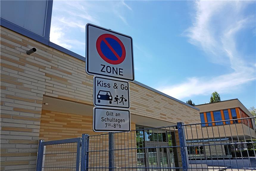Neue Kiss & Go-Zone an der Overbergschule Vielen ist das Schild bisher gar nicht aufgefallen – aber damit soll die Verkehrssituation vor der Overbergschule verbessert werden.