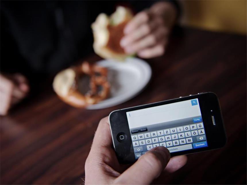 "Selfie-Manie" und "Online-Sog" - Das Netz und die Psyche Vielen Jugendlichen fällt es selbst beim Essen schwer, das Smartphone aus der Hand zu legen. Das kann zu psychischen Problemen führen. Foto: Nicolas Armer/dpa