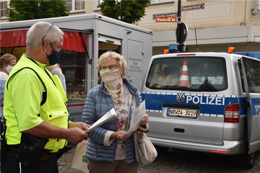 Polizei zu Enkeltrick-Betrug: „Wir kommen an die Senioren gar nicht dran“ Vielen Werner Marktbesuchern ist die Betrugsmasche aus der Zeitung bekannt.