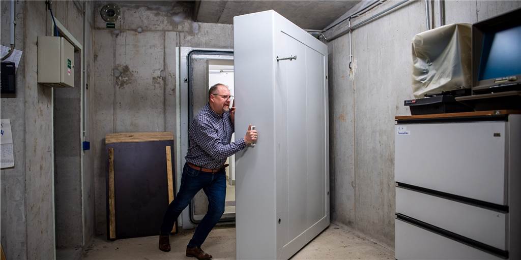 Deutsche kaufen immer mehr Privatbunker: „Das Telefon stand lange nicht still“ Thomas Otto (parteilos), Bürgermeister der Gemeinde Saterland, stemmt eine schwere Tür zu den entwidmeten Schutzräumen im Keller des Rathauses auf.