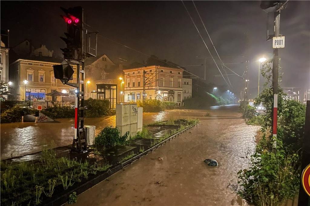 Unwetter in NRW: Chaos und Verwüstung in Hagen - Feuerwehrmann stirbt im Einsatz - Liveblog Vielerorts muss die Bahn ihren Betrieb einstellen.