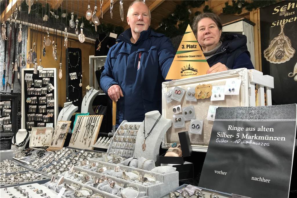 Schönster Weihnachtsmarkt-Stand ausgezeichnet – „Zum ersten Mal hier“ Vieles von dem, was Jochen und Manuela Wolnin anbieten, hat schon ein Leben hinter sich.