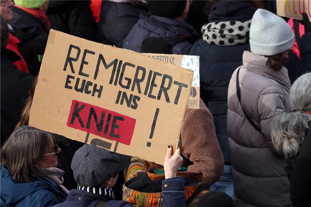 „Remigriert euch ins Knie!“
