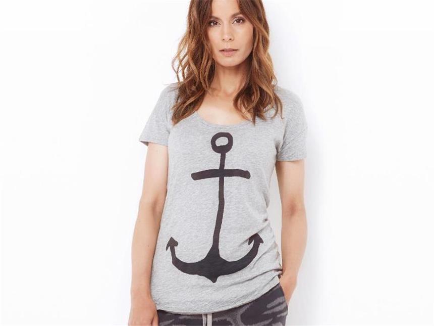 Mit Statements glänzen: Motivshirts fallen auf Vielleicht die bessere Alternative zum Tattoo: Das Ankermotiv ist auch auf Shirts gefragt, etwa bei Juvia (ca. 55 Euro). Foto: Juvia