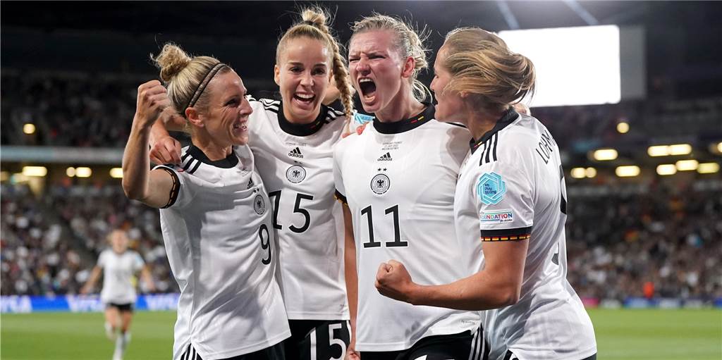 Offizielle Bewerbung: Frauen-WM könnte auch nach Dortmund kommen Frauen-Fußball: Deutschlands Spielerinnen Svenja Huth (v. l.), Alexandra Popp, Giulia Gwinn und Sydney Lohmann bejubeln ein Tor