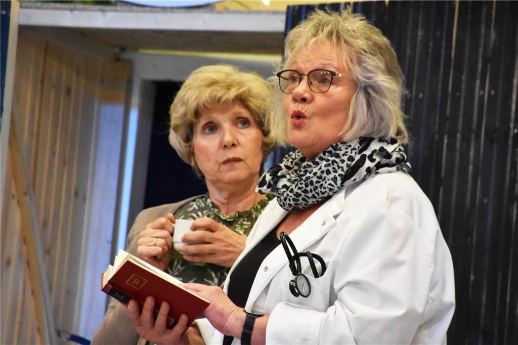 Vielleicht kann die Psychologin helfen. (Regina Guth und Ingrid Berlin. (v.l.)