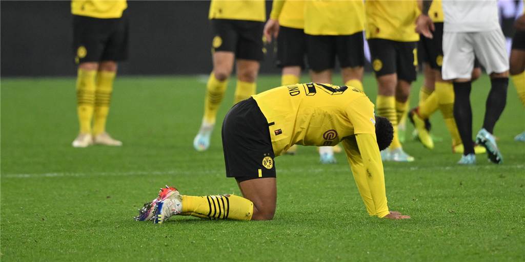 Die ersten BVB-Profis schlagen Alarm: „Es ist eine Freak-Saison“ Jude Bellingham stützt sich auf den Boden.