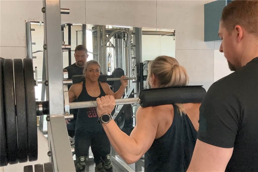 Stärkste Frau Lünens: Negative Kommentare sind zusätzliche Motivation Vier- bis fünfmal die Woche trainiert Kerstin Telker. Bei Kniebeugen mit der Langhantel stemmt die Lünerin bis zu 130 Kilogramm.