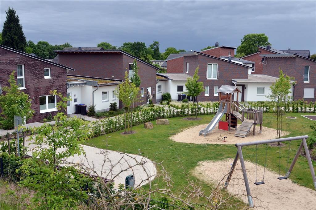 Architekt Axel Steinau hat überall in Dorsten seine Handschrift hinterlassen Vier Einfamilienhäuser am Nikolaus-Groß-Weg in Dorsten-Holsterhausen.