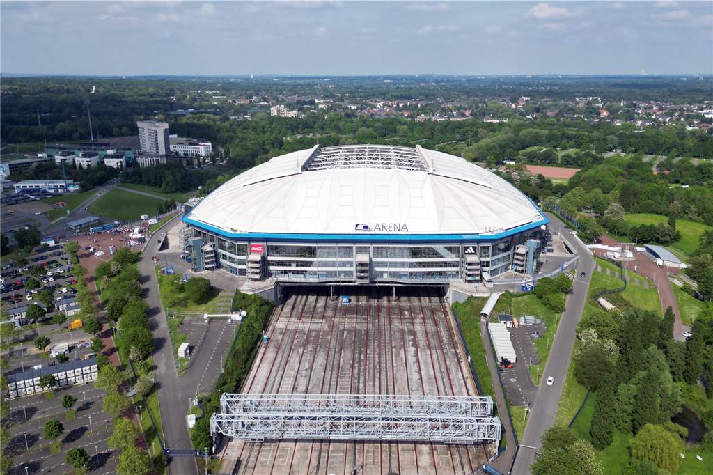 Spielorte der EM 2024: In diesen zehn Stadien wird gespielt Blick auf die Veltins-Arena in Gelsenkirchen, die während der EM 2024 den Namen Arena AufSchalke trägt.
