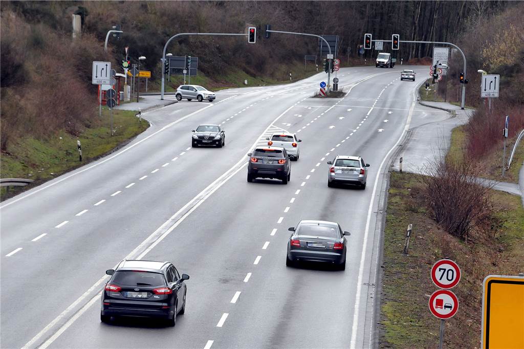 Gefährliche B236: Warum ignorieren Fußgänger die Knopfampel bei Nathe? Vier Fahrstreifen, dazu eine Linksabbiegerspur und zwei Busbuchten: Sehr breit ausgebaut ist die B236 vor der Einmündung der Straße Tiefe Mark. In Richtung Schwerte ist hier bis zur Fußgängerampel Tempo 70 erlaubt.