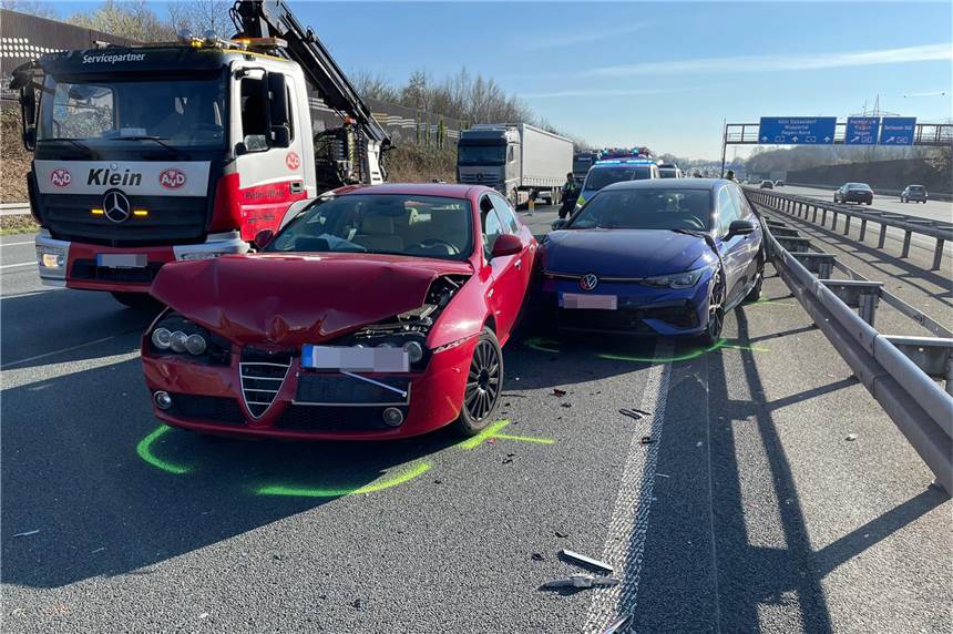 Unfall auf A1: Fahrzeuge fahren auf Überholspur ineinander Vier Fahrzeuge waren in den Unfall auf der A1 verwickelt.