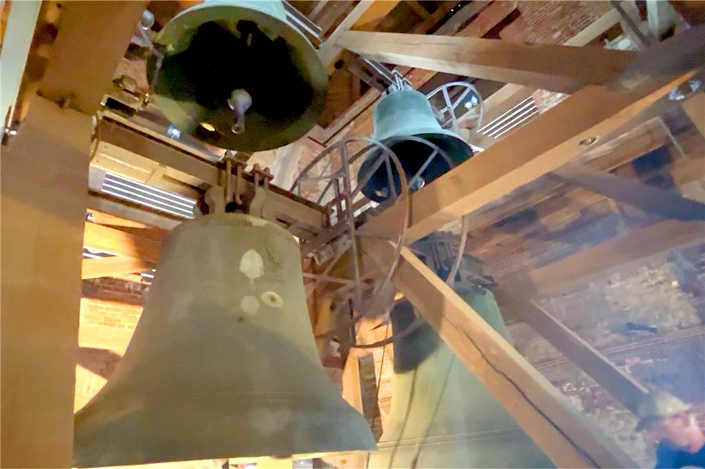 Christoph klingt wieder: Reparatur an tonnenschwerer Glocke Vier Glocken im Glockenstuhl der Marienkirche