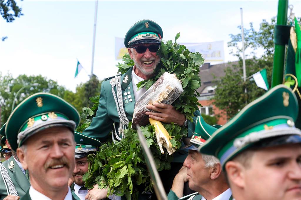 Grafenwälder Schützen starten durch: Das große Fest kann kommen Vier Jahre ist es her, dass Heribert Gandlau den Schützenvogel runterholte.