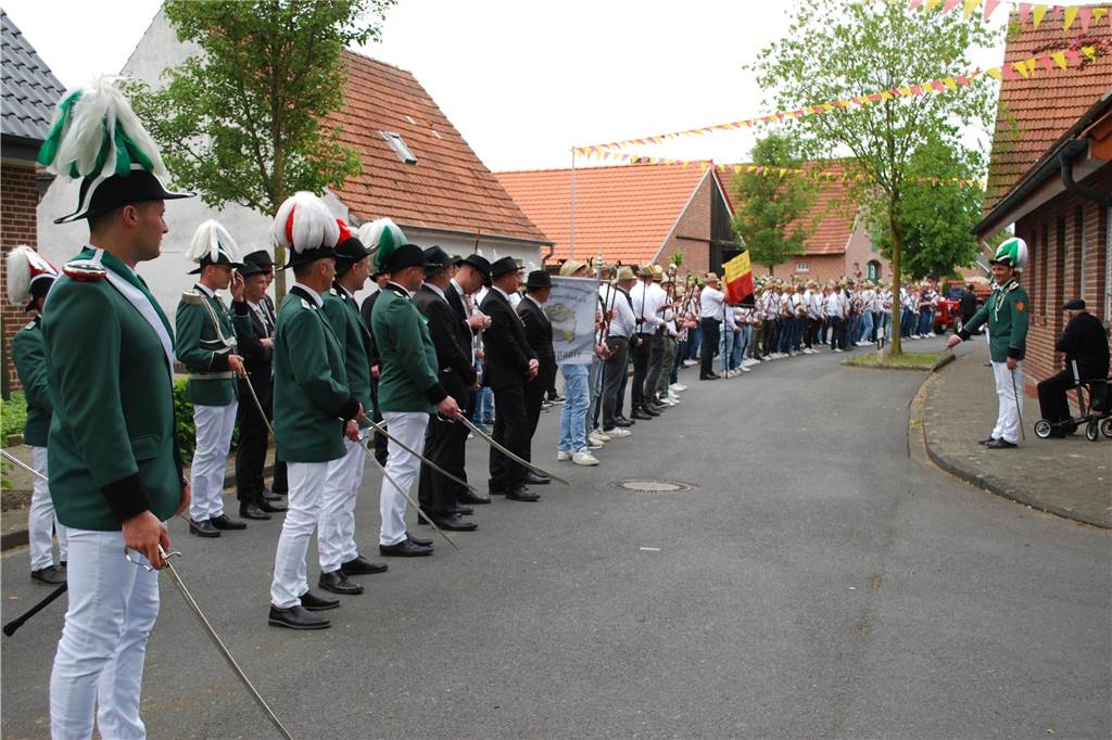 Vier Jahre lang mussten die Heeker auf einen neuen Schützenkönig warten. Am Ende schoss Sebastian Brockhaus die Reste des Vogels herunter und holte sich so die Königswürde.