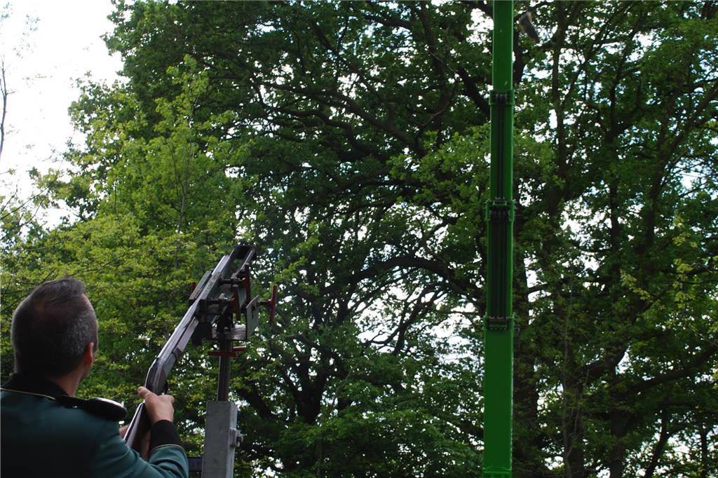 Vier Jahre lang mussten die Heeker auf einen neuen Schützenkönig warten. Am Ende schoss Sebastian Brockhaus die Reste des Vogels herunter und holte sich so die Königswürde.
