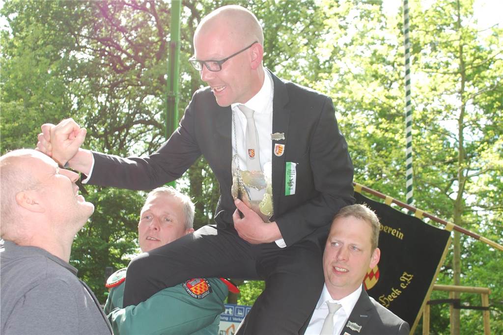 Vier Jahre lang mussten die Heeker auf einen neuen Schützenkönig warten. Am Ende schoss Sebastian Brockhaus die Reste des Vogels herunter und holte sich so die Königswürde.