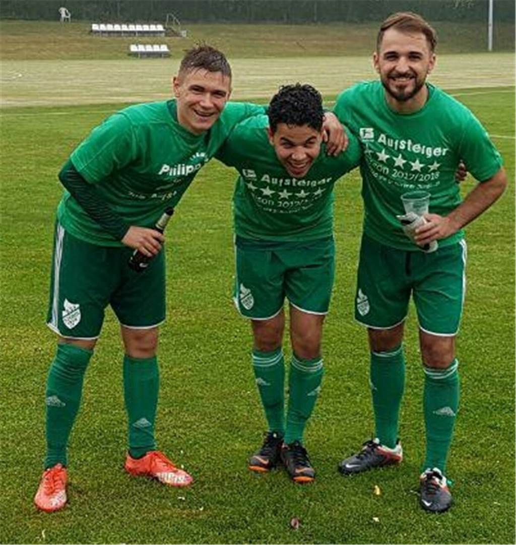 Westfalia Wickede hat jetzt ein Trio zusammen, das Aufstiege garantiert Vier Jahre später, grüne statt rote Shirts, aber der gleiche Anlass: Kevin Franzen, Mo El Moudni und Santiliano Braja (v.l.) beim Westfalenliga-Aufstieg mit dem BSV Schüren 2018.