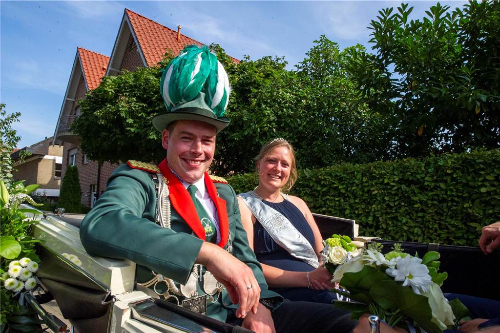 André Leipholz wird mit dem 423. Schuss Schützenkönig von Sythen Das Sythener Königspaar in der Kutsche