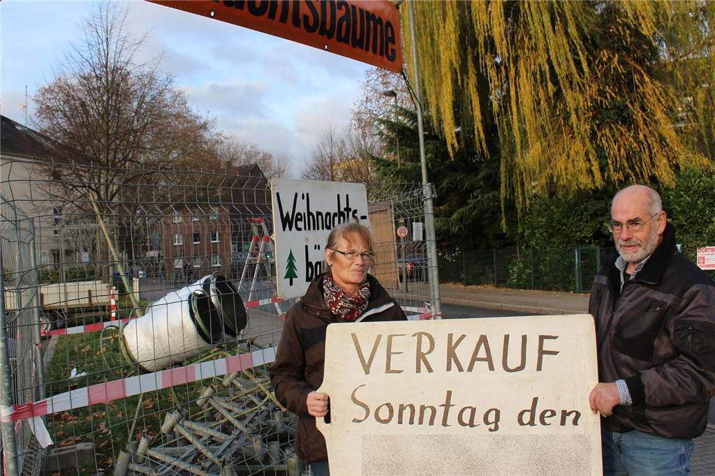 In Lütgendortmund gibt es wieder einen Weihnachtsbaum-Verkauf Hermann Hanses mit seiner Frau an ihrem Weihnachtsbaum-Verkaufsstand auf dem Parkplatz neben der freiwilligen Feuerwehr in Lütgendortmund.
