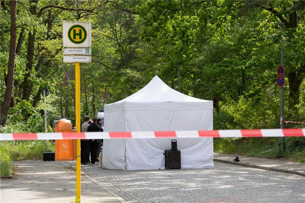 Kinder sollen eigenen Vater erschossen haben: Ermittler gehen von heimtückischen Mord aus Vier Jugendliche - darunter zwei Kinder des Opfers - stehen nach tödlichen Schüssen auf einen Mann in Berlin-Gatow unter Mordverdacht. Vier Tage nach dem Tod des Mannes hat die Polizei dessen 16 Jahre alten Sohn und einen 17-Jährigen verhaftet. Dies teilten die Behörden mit.