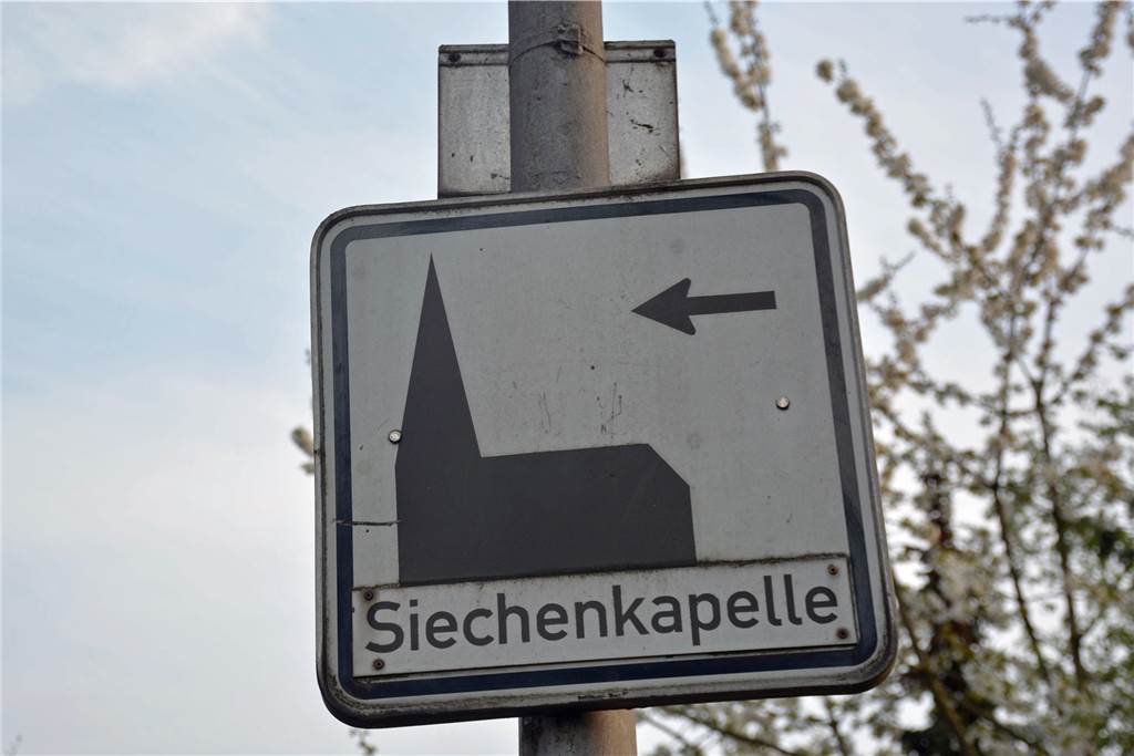 Ein Besuch im verstecktesten Schmuckstück von Dorsten Vier kleine Schilder an Straßenlaternen weisen im Wohngebiet auf das Schmuckstück hin.