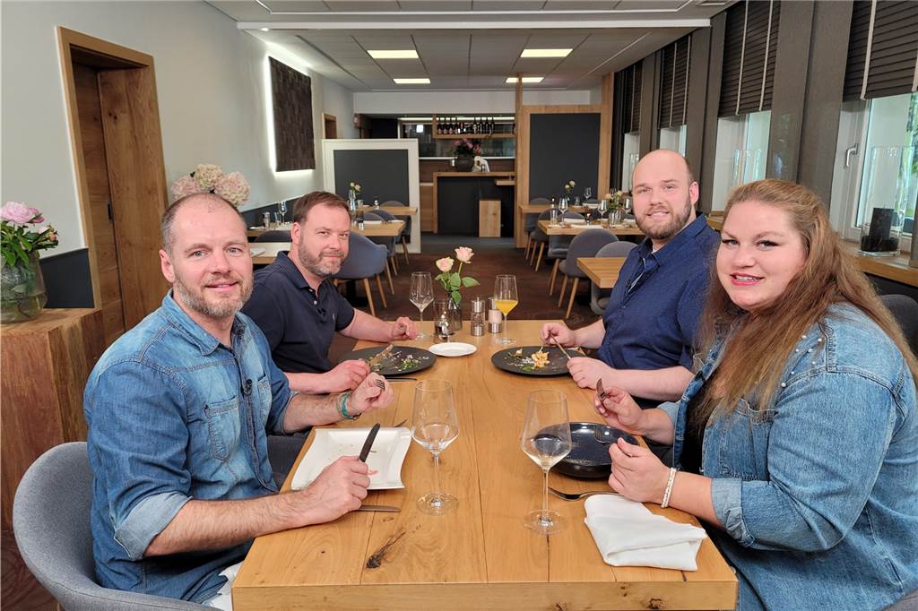 Thomas Püttmann macht mit beim Küchen-Konkurrenzkampf im TV Vier Gäste bei "Mein Lokal, Dein Lokal" im Restaurant "Zum blauen See"