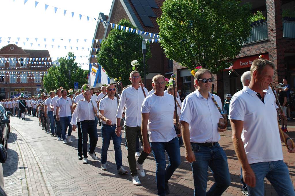 Schützenfeste, Knollenverkauf und Fußball: Was von Mai bis Juli los ist Schützen marschieren.