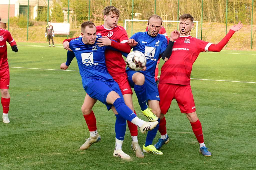 Lukas Wemhoff, Jonas Gerdemann, Tobias Becker und Timo Heimann kämpfen um den Ball