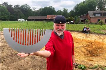 Vier Meter breit und 2,50 Meter hoch soll die Skulptur werden, für das Bernd Caspar Dietrich ein Modell in der Hand trägt. 