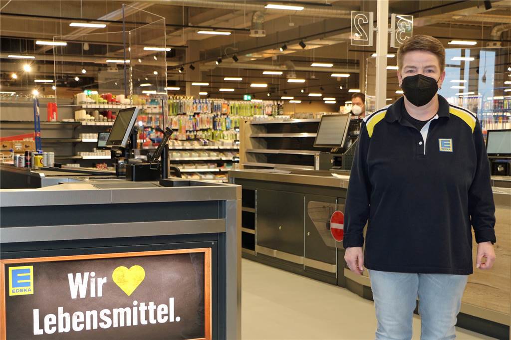 Video: 27.000 Artikel auf 1300 Quadratmetern – Anja Beyer zeigt „ihren“ neuen Edeka Vier moderne Kassensysteme sind in den neuen Laden eingebaut. Anja Beyer und Team laden ab dem 17. Februar zur Neueröffnung ein.