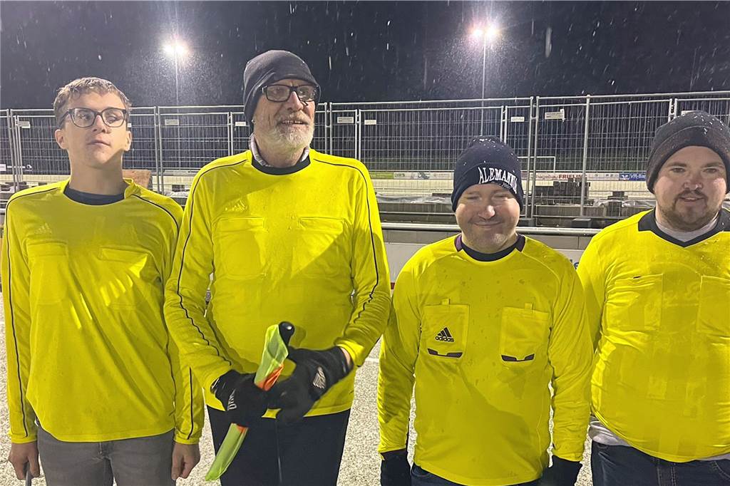 Vier neue Linienrichter für den Kreis Ahaus/Coesfeld: der 16-jährige Philipp mit Uwe Pohlmann, Dominic Wilmes und Pascal Schlüter