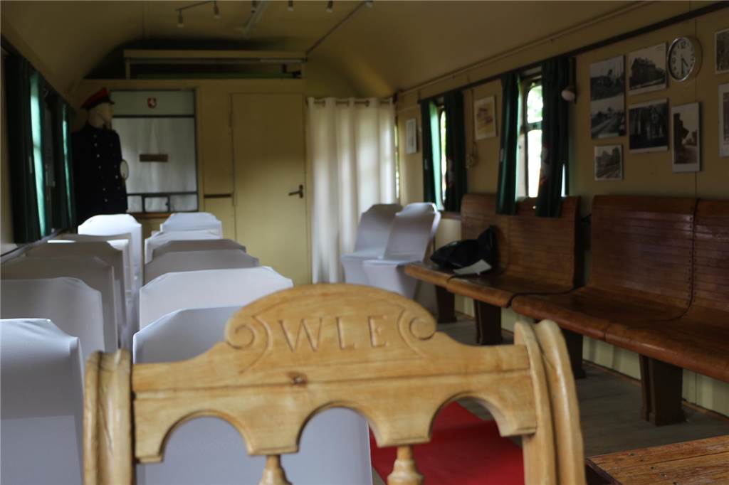 Historischer Eisenbahnwaggon: Brautpaaren wird der rote Teppich ausgelegt WLE-Stühle im Eisenbahnwaggon