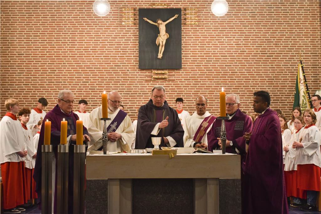 Vier Priester, zwei Diakon und 35 Messdiener im Altarraum. Ein großes Aufgebot und eine große Gemeinde feierten mit Diakon Josef Korthues dessen Entpflichtung.