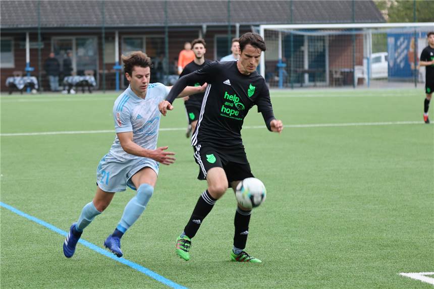 Unsere Elf (Artikel) des Castrop-Rauxeler Ostermontag-Spieltages Vier Punkte aus zwei Spielen zu Ostern verbuchte der SV Wacker Obercastrop (links: Robin Franke). Nach dem 3:0 gegen den BSV Schüren (schwarze Trikots) gab es ein 1:1 beim TuS Hordel.