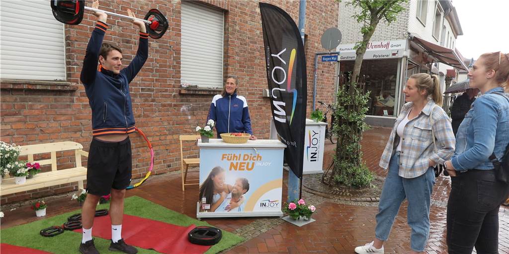 Schermbecker Kaufleute und Vereine präsentierten sich in Mini-Gärtchen Ein Mitarbeiter des Fitnesstudios Injoy beim Langhanteltraining