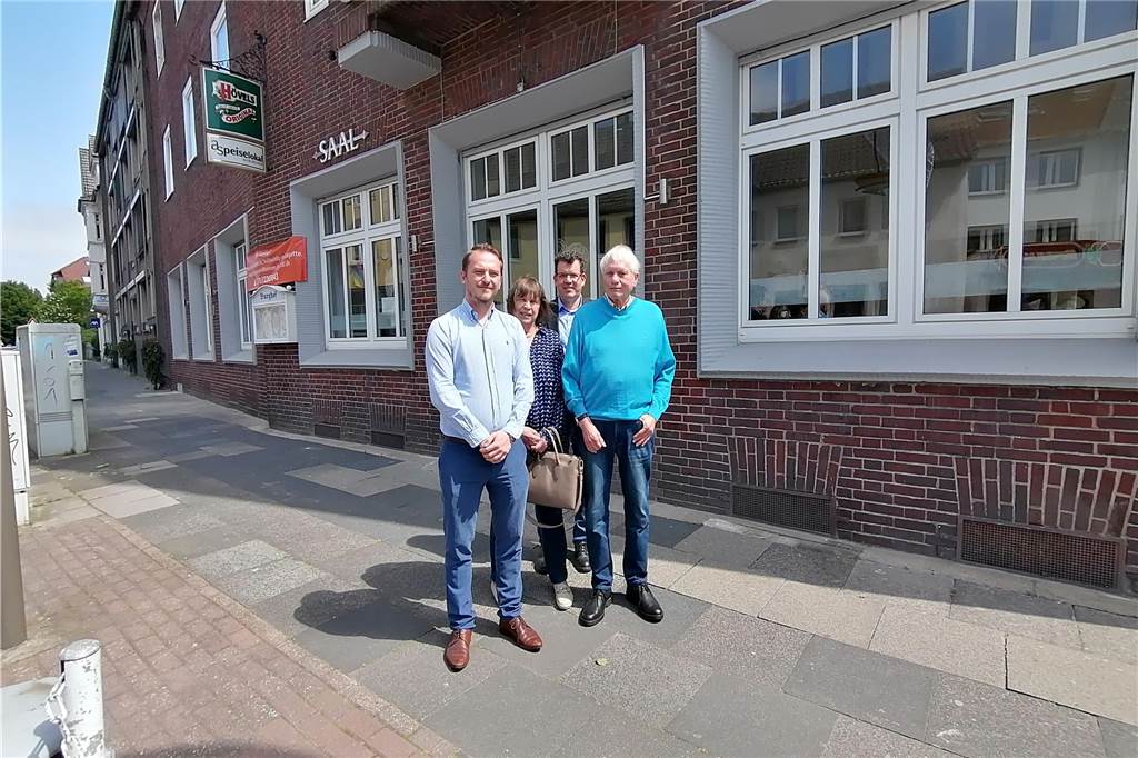 Neuer Pächter im Burghof: Niko Maraslis (36) will bis zur Rente bleiben Niko Maraslis, Irmela Heiderich, Martin Teich und Rolf Heiderich stehen auf dem Bürgersteig der Siegenstraße vor dem Restaurant Burghof.