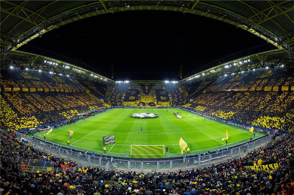 Vier Tage nach der eindrucksvollen Choreographie in der Bundesliga steht das nächste Highlight an. Borussia Dortmund trifft in der Champions League auf Paris Saint-Germain. Der BVB gewinnt mit 2:1 und bleibt ganz in Europa im Gedächtnis - auch mit einer Choreo über die Ost-, West- und Südtribüne. Kurz darauf geht nichts mehr: Die Coronavirus-Pandemie sorgt dafür, dass vorerst keine Fans in die Stadien dürfen.