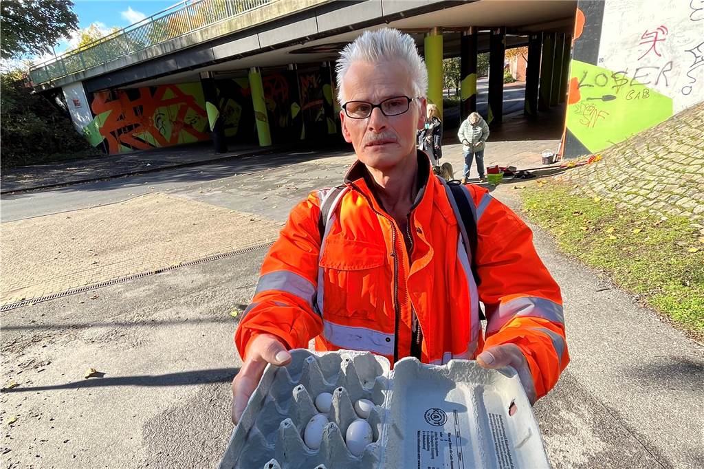 Lüner Taubenhilfe rettet Tiere und fühlt sich von Stadt hintergangen Vier Tauben-Eier hat Harry Nixdorf bei der Kletteraktion an der Stadttorbrücke gefunden.