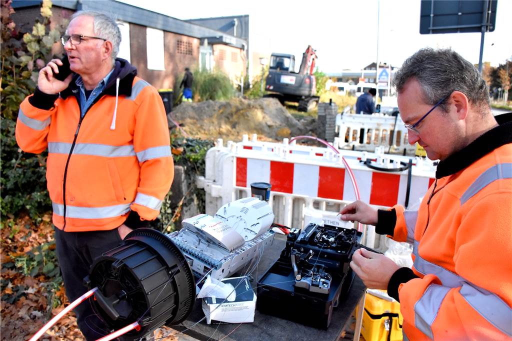 Bagger zerstört Glasfaserkabel: Störung ist am Freitagnachmittag beseitigt Vier Techniker in der Nachtschicht und noch einmal acht Techniker über Tag haben seit Donnerstag daran gearbeitet, die Telefon- und Internetverbindungen wieder herzustellen.