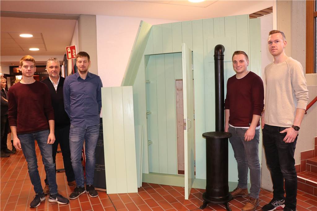 Im engen Versteckschrank dem Schicksal jüdischer Mädchen nachspüren Vier Tischlergesellen, die am Berufskolleg für Technik eine Fortbildung zum Techniker absolvieren, haben in einem Unterrichtsprojekt den Schrank, in dem Sini und Annie fast drei Jahre versteckt waren, originalgetreu nachgebaut. Ein besonderes Projekt, finden Maik Lohaus, Lars Meier, Felix Bückemeyer und Tobias Busch und ihr Lehrer Thomas Gröning.