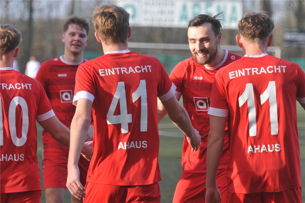 Vier Tore bejubelten David Farwick (2.v.r.) und Eintracht Ahaus.