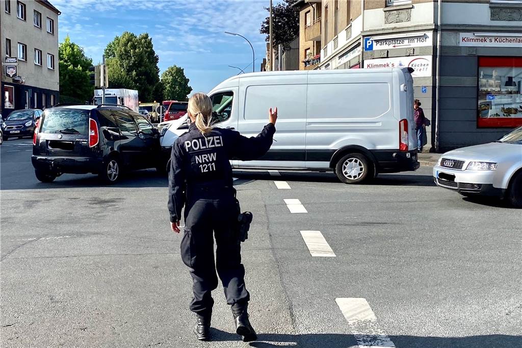 Mega-Baustelle auf der B235: Drei Jahre lang wird es für Autofahrer eng Vier Unfälle in drei Tagen ereigneten sich an der Kreuzung Provinzialstraße/Hellweg nach einem Ausfall der Ampelanlage.