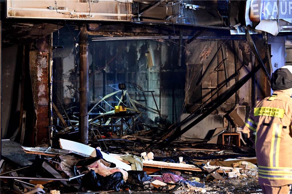 Explosion in Fußgängerzone: Verletzte weiter in Lebensgefahr Das ausgebrannte Geschäft.