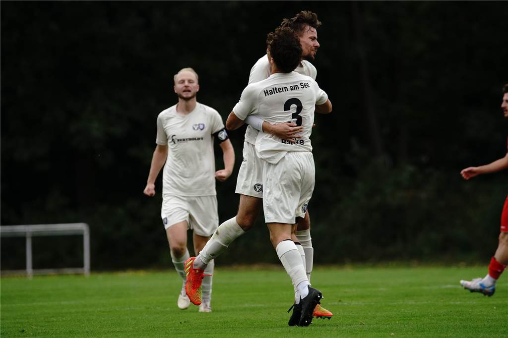 Große Erleichterung beim TuS Haltern Viermal konnten die Spieler des TuS Haltern am See gegen die SG Bockum-Hövel jubeln. Hier herzt Lennart Rademacher den 1:0-Torschützen Nils Bartke (v.).