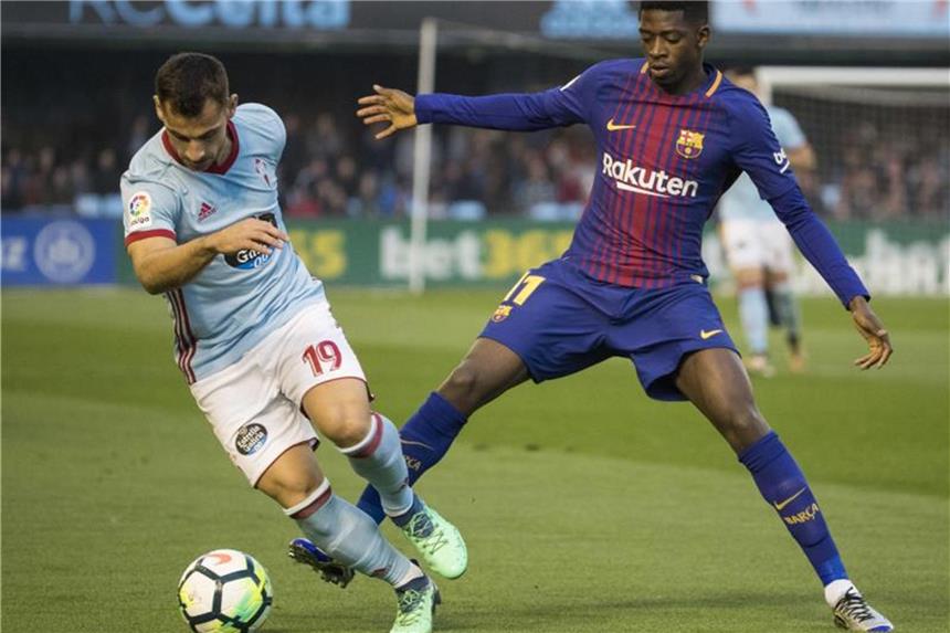 FC Barcelona nach 2:2 in Vigo weiter ungeschlagen Vigos Jonny Otto (l) wird von Barca-Torschütze Ousmane Dembélé bedrängt. Foto: Lalo R. Villar